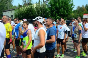 Przed startem na 5 km - Łukasz Majewski po prawej stronie.