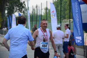 Uścisk dłoni burmistrza Aleksandrowa i radość na mecie.