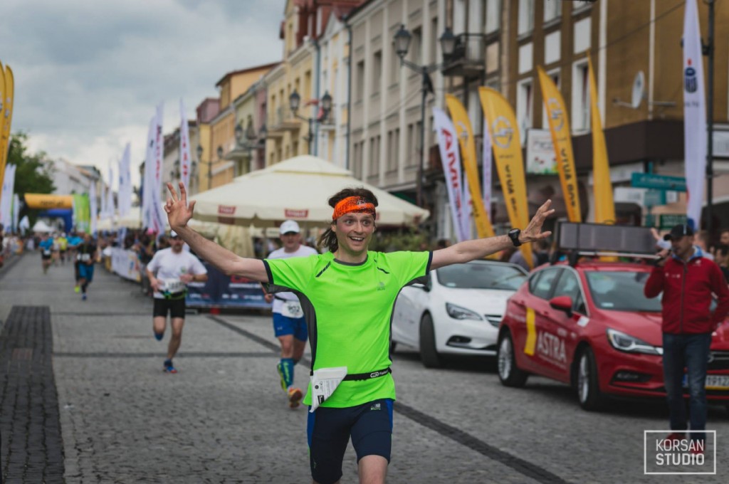 Rafał z podniesionymi rękoma