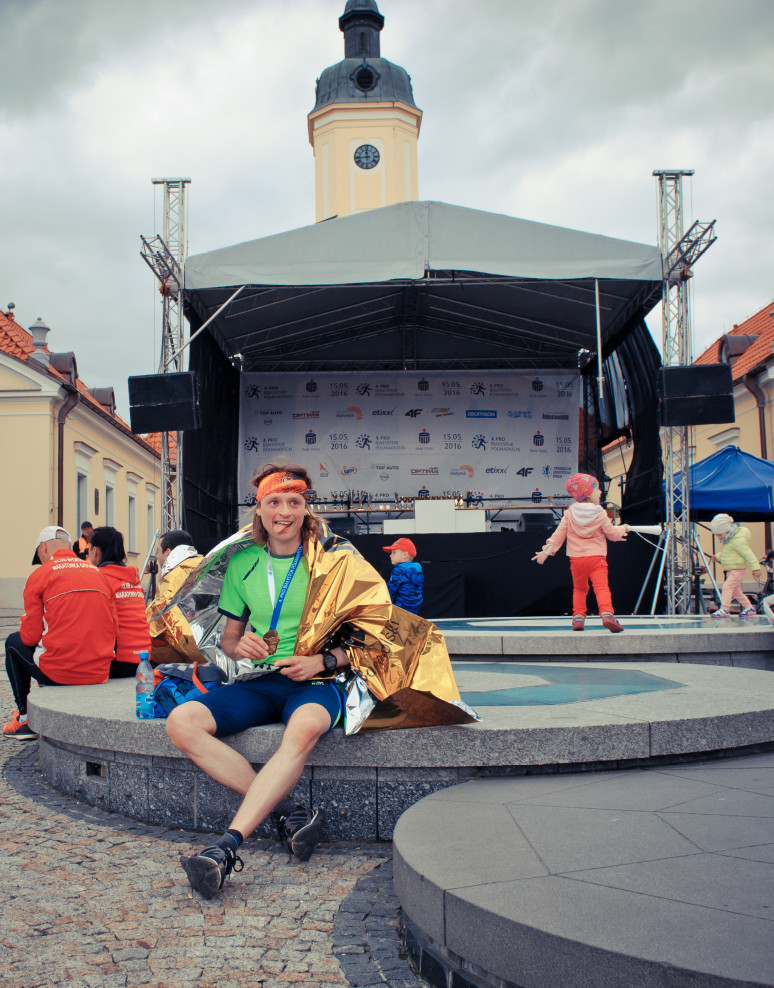 Rafał siedzi na fontannie